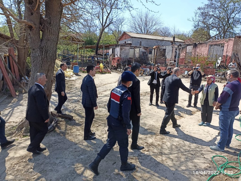 ŞERBETTAR KÖYÜMÜZDE GEÇTİĞİMİZ GÜN EVLERİ YANAN BALCI AİLESİNE GEÇMİŞ OLSUN ZİYARETİNDE BULUNDUK. 