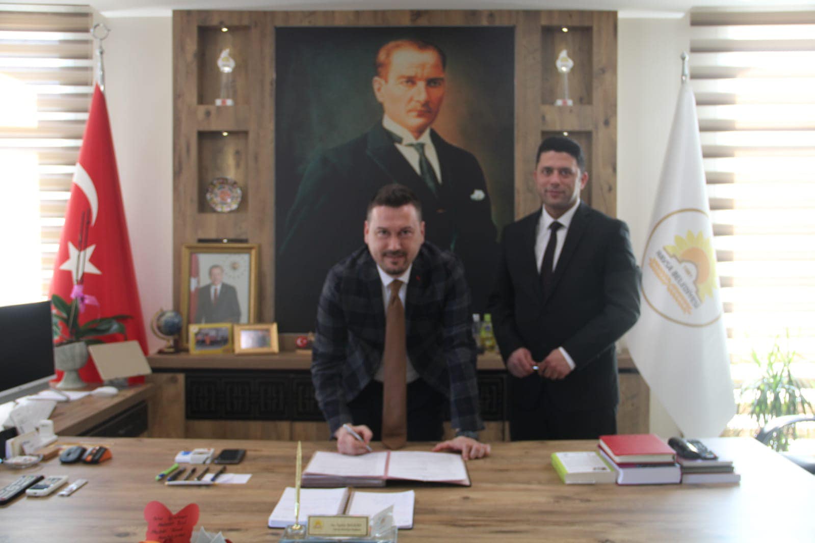 PAZARYERİMİZİN ÇATISININ YÜZDE 10 BÜYÜMESİNE İLİŞKİN SÖZLEŞMEYİ,  İHALEYİ ALAN YÜKLENİCİ FİRMA İLE İMZALANDIK. ✍🏻 🏗 