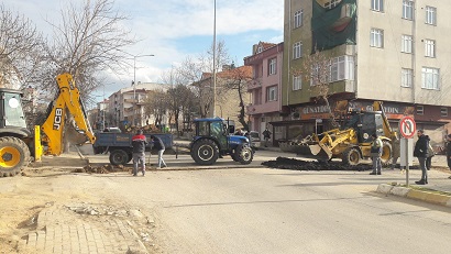 DOĞALGAZ ÇALIŞMASI NEDENİ İLE KESİLEN ALANLARIMIZIN DOLGUSUNU YAPIYORUZ.