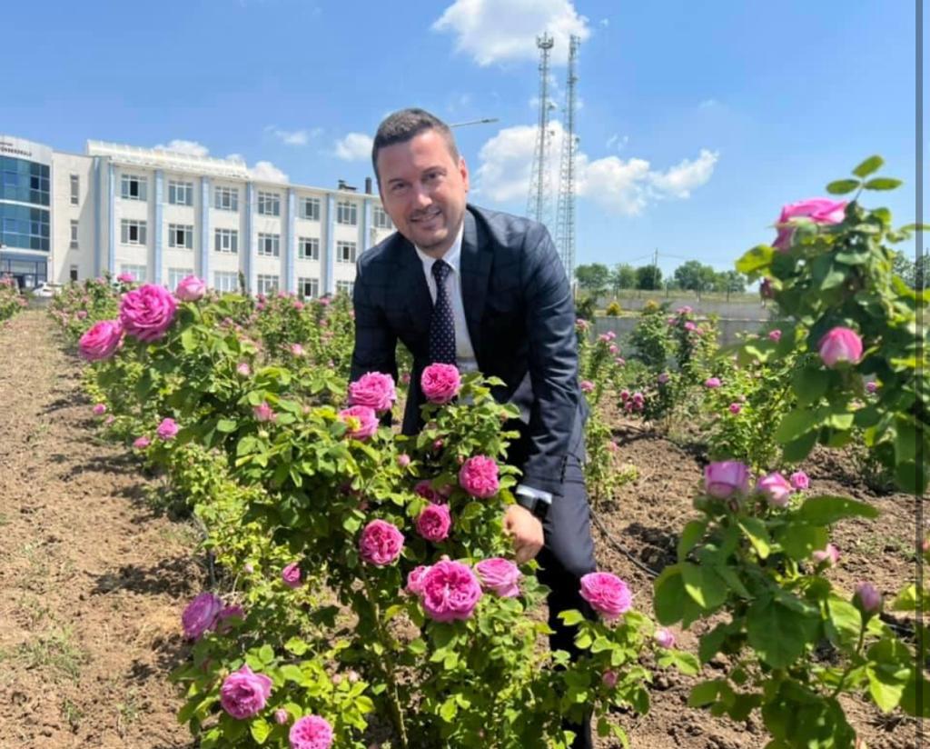 GÜL’Ü SEVEN DİKENİNE KATLANIR 😊 🌷