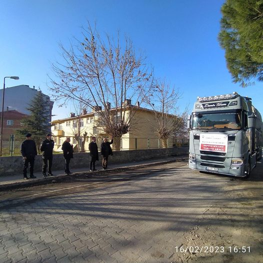 BİR YARDIM TIR’IMIZI DAHA DEPREM BÖLGESİNE YOLCU ETTİK